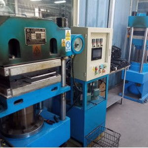 კაუჩუკის ნედლეულის ნიმუშები და რეზინის ნარევები