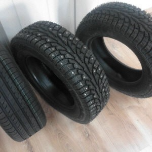 კომპანიის თანამშრომლები რეზინის ნარევების გარემოში